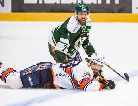 Färjestads Jonas Holös och Växjös Ville Leino