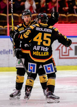 Skellefteås Joakim Lindström och Oscar Möller jublar