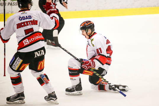 Örebros Joel Mustonen och Gustav Backström  jublar