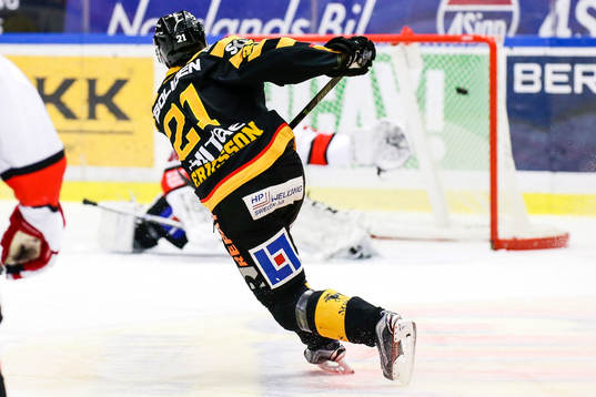 Skellefteås Jimmie Ericsson skjuter 3-2