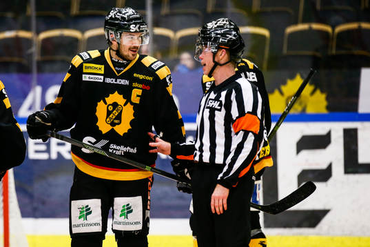 Skellefteås Jimmie Ericsson samtalar med domaren Pehr