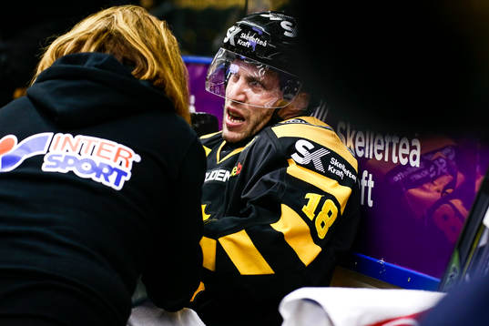 Skellefteås Pontus Petterström skadade handen