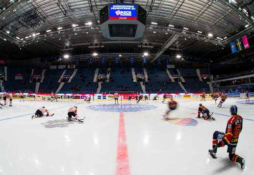 Karlskronas och Djurgårdens spelare värmer upp på Hovet