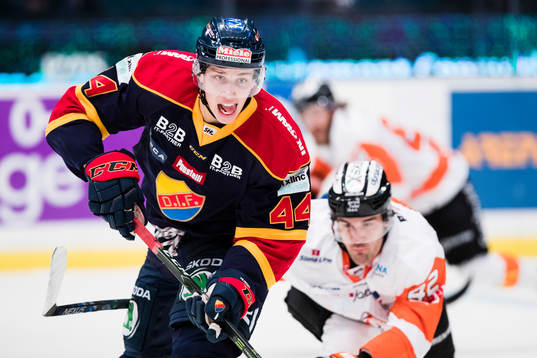 Djurgårdens Lukas Vejdemo jagas av Karlskronas Niklas Arell