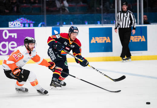 Karlskronas Mattias Guter och Djurgårdens Ville Varakas