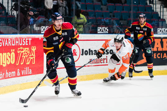 Djurgårdens Daniel Brodin med pucken följs med blicken av