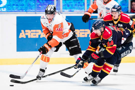 Karlskronas Morten Madsen med pucken uppvaktas av