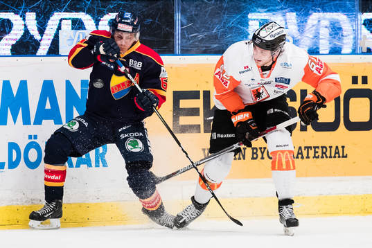 Djurgårdens Markus Ljungh i kamp om pucken med Karlskronas