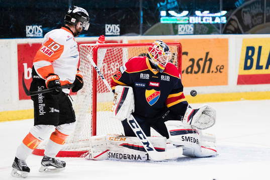 Karlskronas Mattias Guter och Djurgårdens målvakt Adam