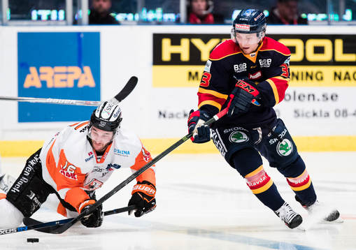 Karlskronas John Henrion i kamp om pucken med Djurgårdens