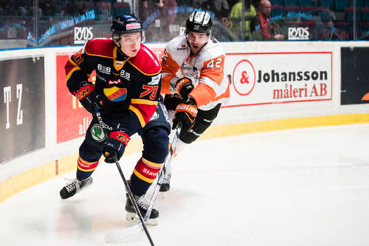 Djurgårdens Marcus Davidsson uppvaktas av Karlskronas