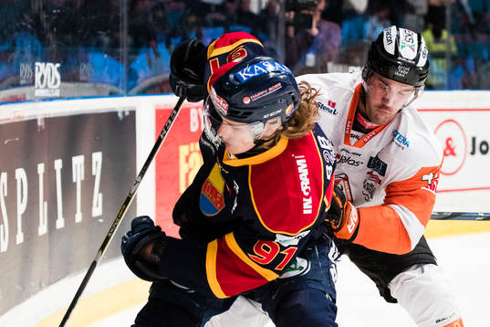 Djurgårdens Axel Jonsson Fjällby i en närkamp med
