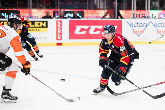 Karlskronas Daniel Gunnarsson väntar in Djurgårdens Calle