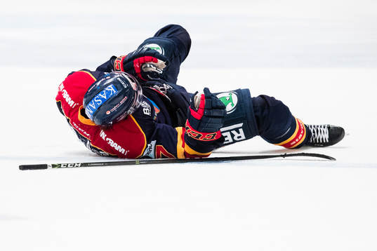 Djurgårdens Emil Johansson ligger ner på isen