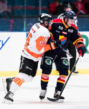 Karlskronas John Henrion i en närkamp med Djurgårdens