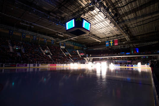 Eldflammor lyser upp Hovet när Djurgårdens spelare ska