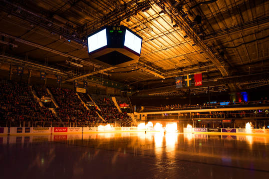 Eldflammor lyser upp Hovet när Djurgårdens spelare ska