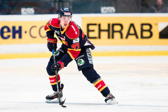 Djurgårdens David Bernhardt med pucken