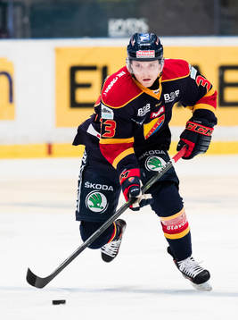 Djurgårdens Linus Hultström med pucken