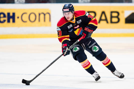 Djurgårdens Linus Hultström med pucken