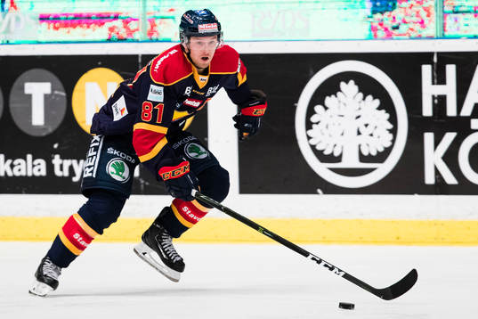 Djurgårdens Calle Ridderwall med pucken