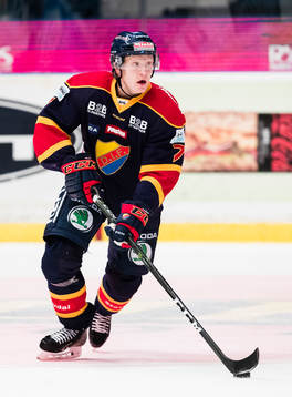 Djurgårdens Emil Johansson med pucken