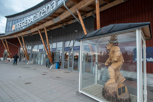Staty över Åke Lassas utanför Tegera Arena innan