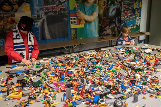 Legobygg på familje dagen innan ishockeymatchen i SHL