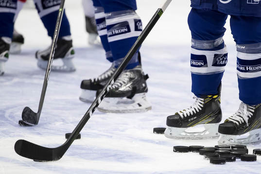 Klubbor, skridskor och puckar innan ishockeymatchen i SHL