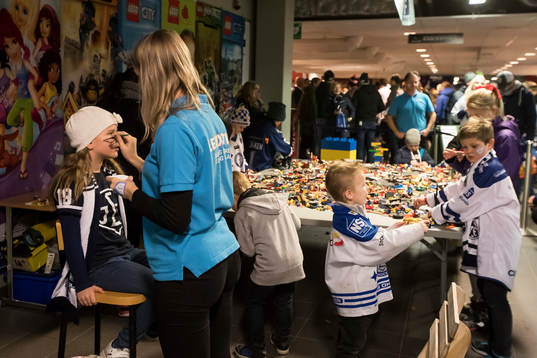 Ansiktsmålning vid familjedagen innan ishockeymatchen i