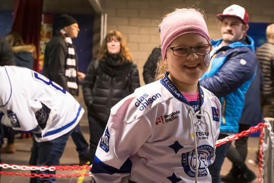 Ansiktsmålning vid familjedagen innan ishockeymatchen i