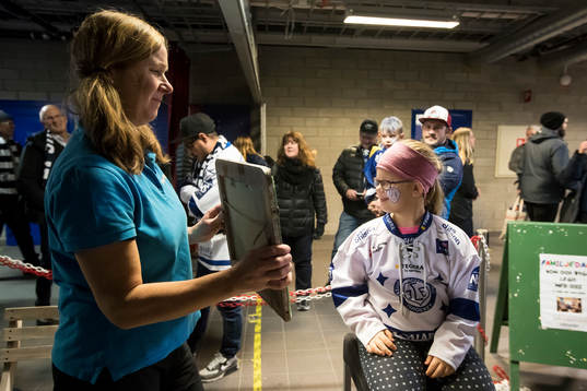 Ansiktsmålning vid familjedagen innan ishockeymatchen i