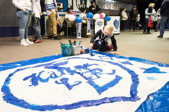 TIFO målning vid familjedagen innan ishockeymatchen i SHL