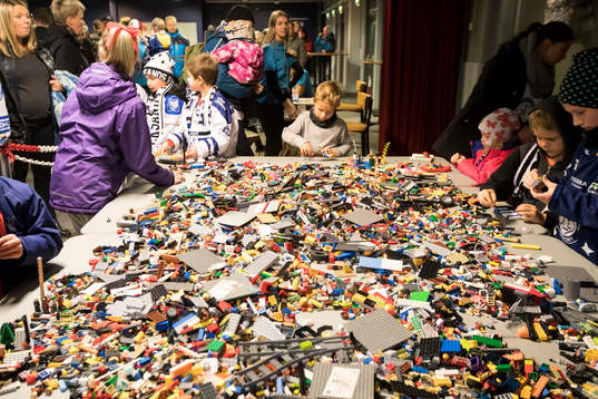 Legobygge vid familjedagen innan ishockeymatchen i SHL