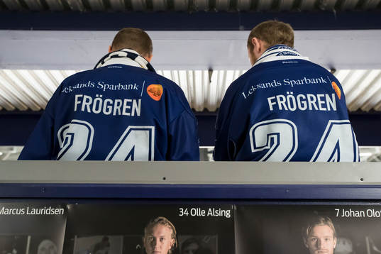 Leksands supporters med Frögren tröja innan