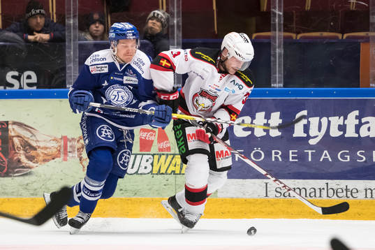 kamp om pucken mellan Leksands Lukas Ericsson och Malmö