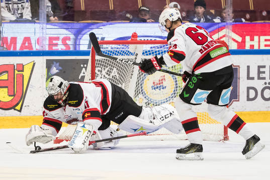 Malmö Redhawks målvakt Cristopher Nihlstorp blockerar