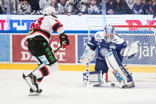 Leksands målvakt Henrik Haukeland räddar avgörande