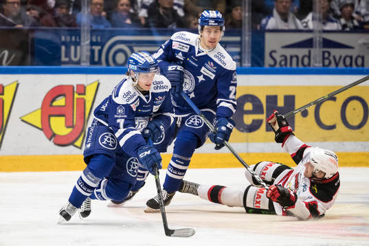 Leksands Johan Olofsson och Sondre Olden  i ishockeymatchen