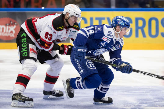 Leksands Oskar Lang jagas av Malmö Redhawks Fredrik