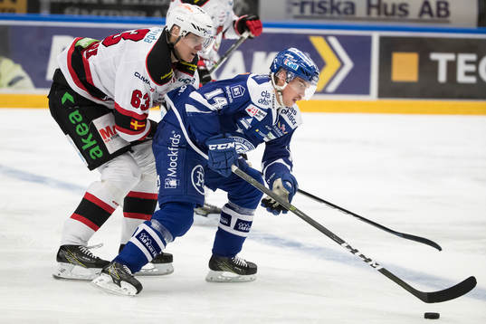 Leksands Oskar Lang jagas av Malmö Redhawks Fredrik