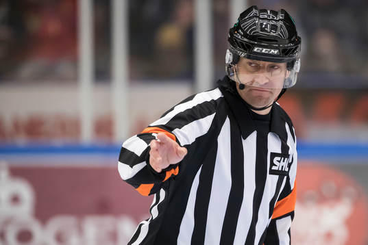 Domare Sören Persson i ishockeymatchen i SHL mellan