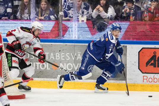 Leksands Johan Olofsson jagas av Malmö Redhawks Erik