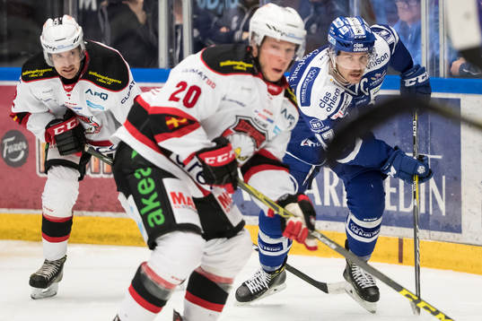 Leksands Jesper Ollas  i ishockeymatchen i SHL mellan