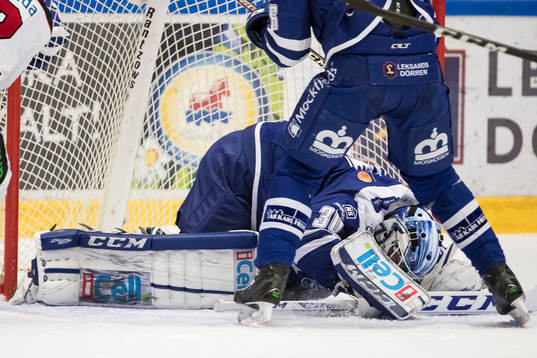 Leksands målvakt Henrik Haukeland blockerar pucken i