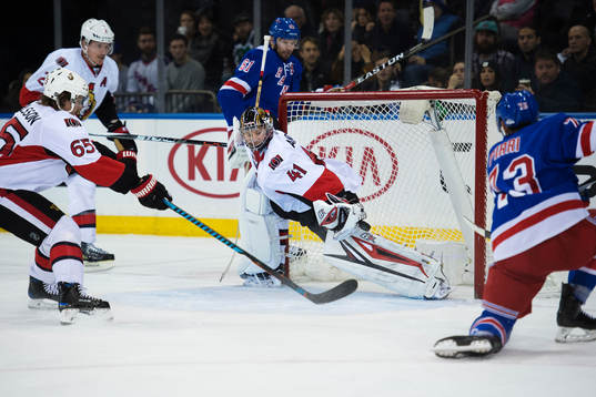 Ottawas Erik Karlsson och målvakt Craig Anderson utmanas