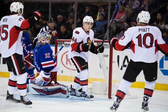 Ottawas Jean-Gabriel Pageau (mitten) jublar