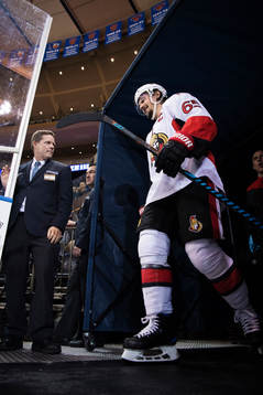 Ottawas Erik Karlsson på väg in till isen