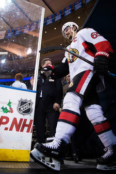 Ottawas Erik Karlsson på väg in till isen