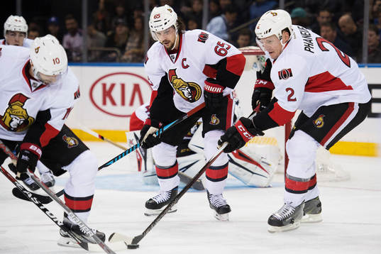 Ottawas Erik Karlsson (mitten)